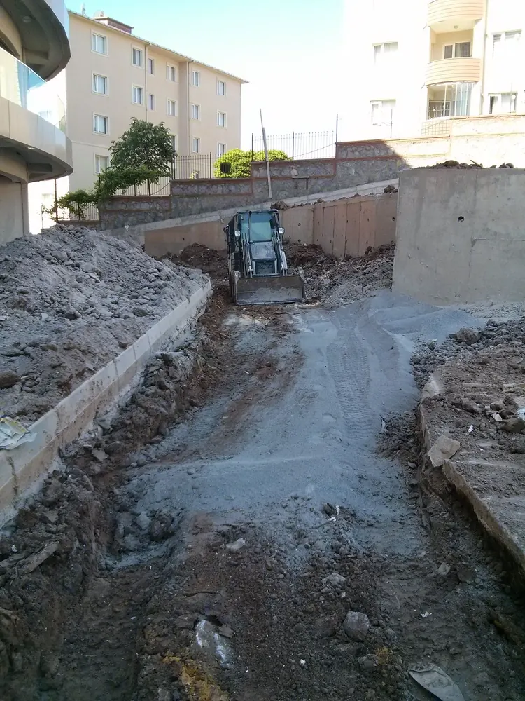 Beton ve kanal kazısı yapılan dar alan