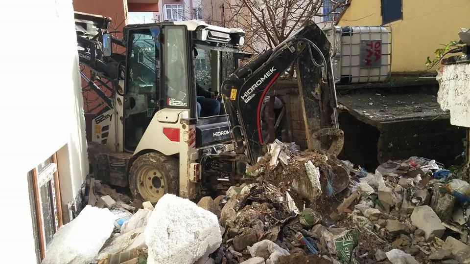 Moloz yığınları arasında çalışan kazıcı-yükleyici
