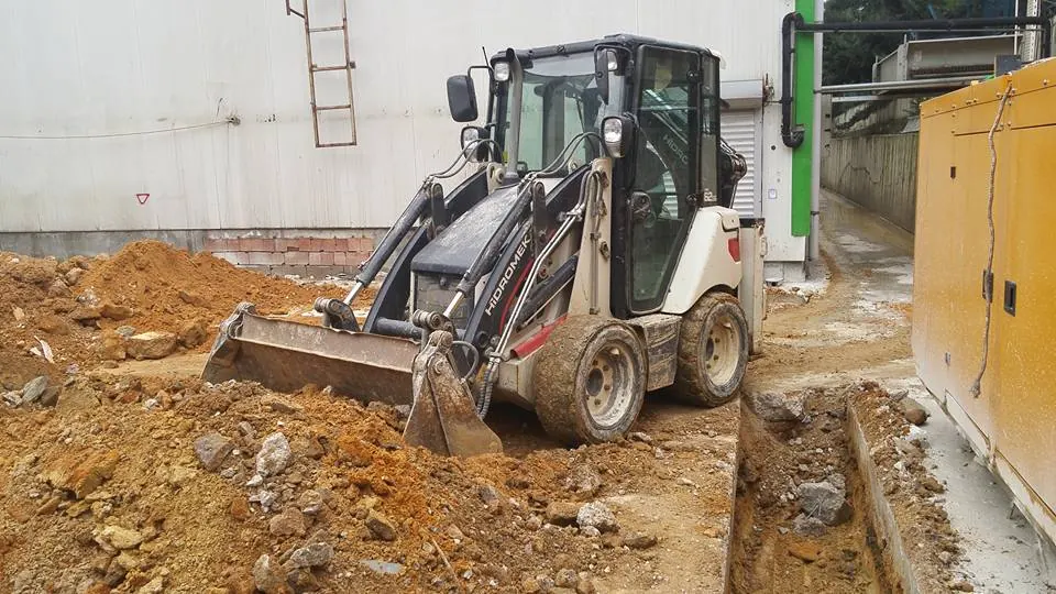 Hendek kenarında çalışan kazıcı-yükleyici