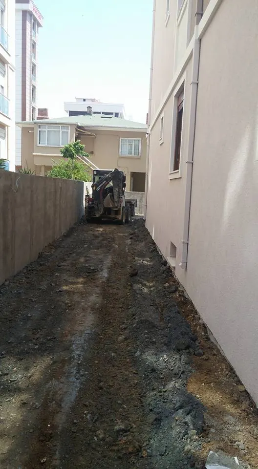 Bina yanındaki dar geçitte kazı çalışması